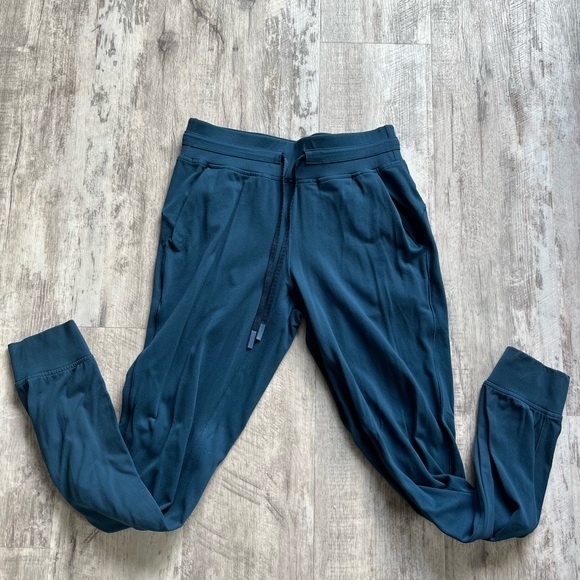 Lululemon ❤️🎄 jogger in Night Diver - Picture 2 of 7